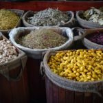 Klasyczne meksykańskie warzywa i przyprawy na targowisku